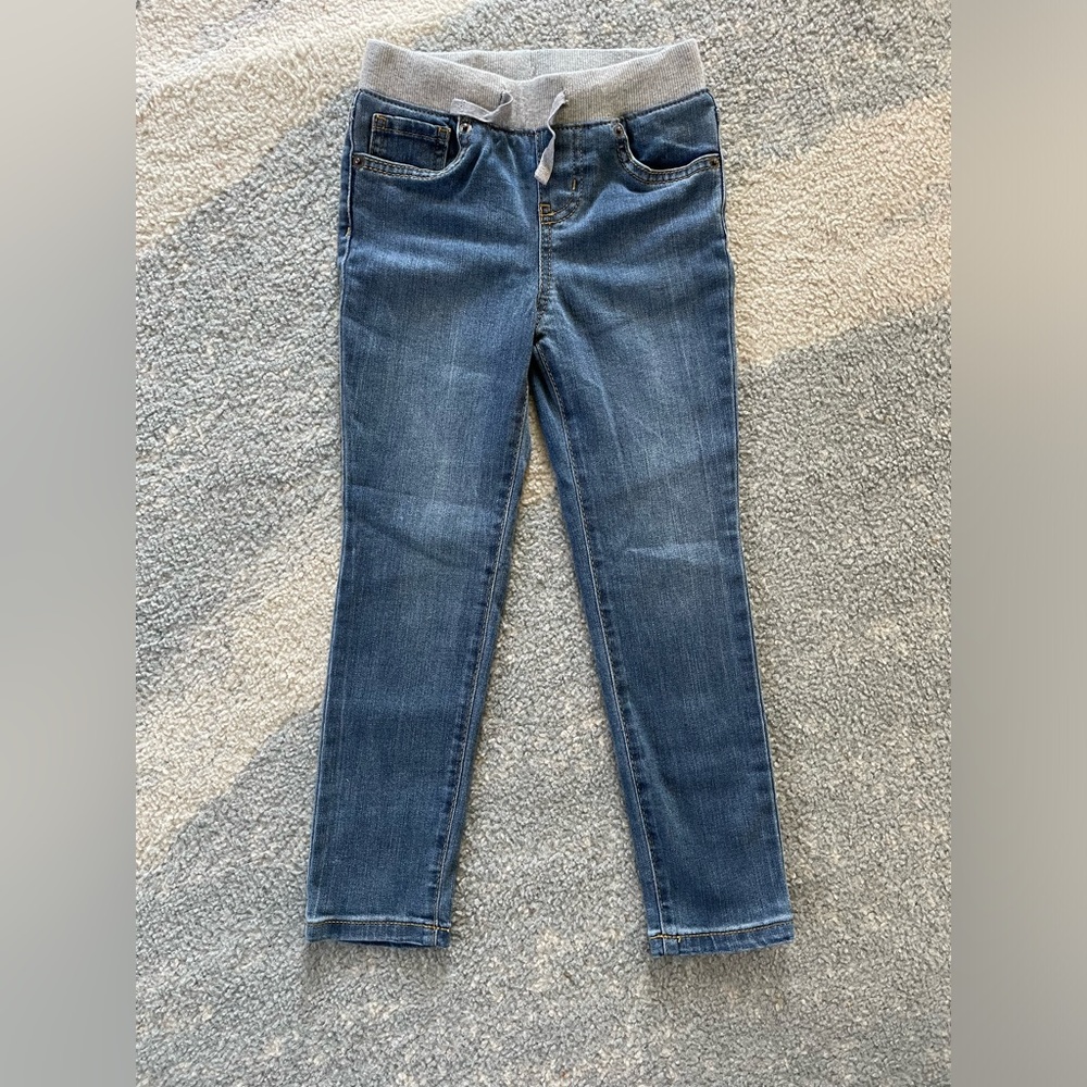 Cat & Jack Girls size 5 pull-on skinny jeans with knit waist. Barely worn.